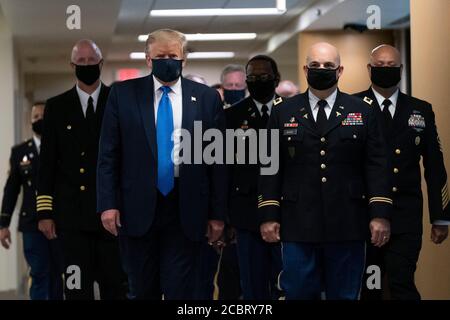 Washington, District of Columbia, USA. Juli 2020. US-Präsident Donald Trump trägt eine Maske, als er am 11. Juli 2020 das Walter Reed National Military Medical Center in Bethesda, Maryland, besucht. Quelle: Alex Edelman/ZUMA Wire/Alamy Live News Stockfoto