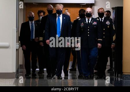 Washington, District of Columbia, USA. Juli 2020. US-Präsident Donald Trump trägt eine Maske, als er am 11. Juli 2020 das Walter Reed National Military Medical Center in Bethesda, Maryland, besucht. Quelle: Alex Edelman/ZUMA Wire/Alamy Live News Stockfoto