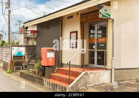 chiba, japan - juli 18 2020: Kanaya Post Office im kanaya Dorf Futtsu Stadt am Fuße des Berges NOKOGIRI in der Präfektur Chiba. Stockfoto