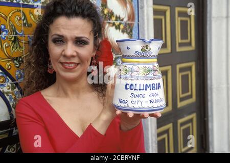 Die Flamenco-Tänzerin hält einen Mitbringsel im berühmten Columbia Restaurant, Ybor City, Tampa, Florida, USA Stockfoto