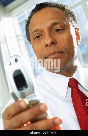 Afroamerikanischer Geschäftsmann, der in seinem Business Office, 2004, NYC, USA, arbeitet Stockfoto