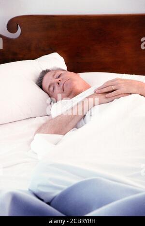 Älterer Mann schläft friedlich in seinem Bett, USA Stockfoto