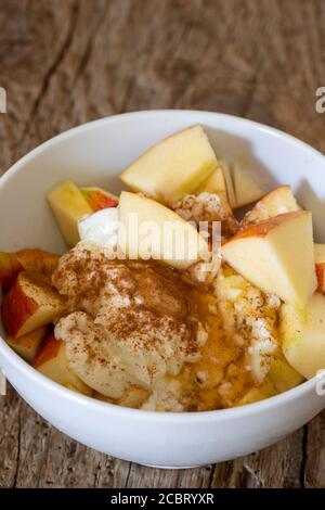 Joghurt mit Apfel und Zimt Stockfoto
