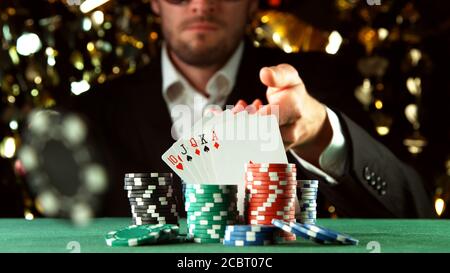 Poker Spieler werfen Chip. Konzept des Hazard Gaming, Pokerchips auf dem Tisch Stockfoto