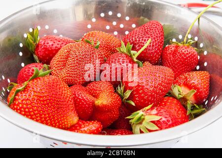 Süße reife schöne Erdbeeren in einem Sieb Stockfoto