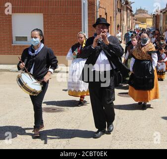 Zweiteilige Band mit einer Gruppe von Tänzern, die alle tragen Traditionelle spanische Kostüme an einem sonnigen Nachmittag Lantadilla Palencia Spanien Stockfoto