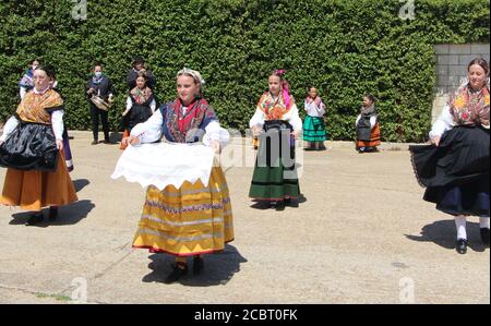 Zweiteilige Band mit einer Gruppe von Tänzern, die alle tragen Traditionelle spanische Kostüme an einem sonnigen Nachmittag Lantadilla Palencia Spanien Stockfoto