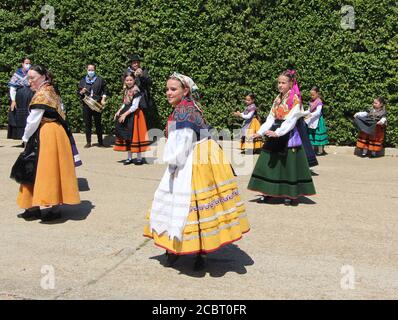 Zweiteilige Band mit einer Gruppe von Tänzern, die alle tragen Traditionelle spanische Kostüme an einem sonnigen Nachmittag Lantadilla Palencia Spanien Stockfoto