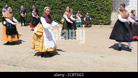 Zweiteilige Band mit einer Gruppe von Tänzern, die alle tragen Traditionelle spanische Kostüme an einem sonnigen Nachmittag Lantadilla Palencia Spanien Stockfoto