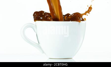 Eine Tasse mit einem großen Spritzer Kaffee, isoliert auf weißem Hintergrund Stockfoto