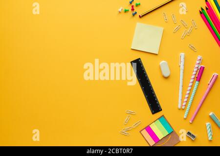 Stock Foto von Back to School Konzept mit mehreren Papeterie Objekte und kopieren Platz auf der linken Seite, um Text einzufügen Stockfoto
