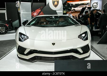 NEW YORK NY - 12. APRIL 2017: Lamborghini Aventador S wird auf der New York International Auto Show 2017 im Jacob Javits Center gezeigt. Stockfoto