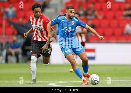 Eindhoven, Niederlande. August 2020. EINDHOVEN, 15-08-2020 Philips Stadium, freundliches Vorsaison Spiel vor der niederländischen Fußballsaison 2020/2021 zwischen PSV und Vitesse. Pablo Rosario und Oussama Tannane Kredit: Pro Shots/Alamy Live Nachrichten Stockfoto