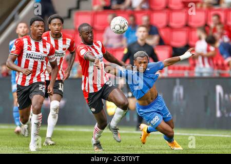 Eindhoven, Niederlande. August 2020. EINDHOVEN, 15-08-2020 Philips Stadium, freundliches Vorsaison Spiel vor der niederländischen Fußballsaison 2020/2021 zwischen PSV und Vitesse. Jordan Teze and Lois Openda Kredit: Pro Shots/Alamy Live Nachrichten Stockfoto