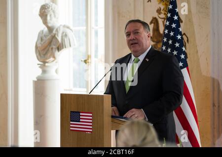 Warschau, Polen. August 2020. Mike Pompeo spricht während einer Pressekonferenz im Palast des Royal Lazienki Parku.S. Außenminister Mike Pompeo besuchte Warschau am Samstag, um mit Polen ein Abkommen über die verstärkte Zusammenarbeit im Verteidigungsministerium (EDCA) zu unterzeichnen. Der Besuch des US-Außenministers in Polen endete mit einem Treffen mit dem Außenminister Jacek Czaputowicz im Royal Lazienki Park. Kredit: SOPA Images Limited/Alamy Live Nachrichten Stockfoto