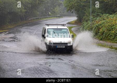 Brentwood, Essex, Großbritannien. August 2020. Großbritannien Wetter: Sintflutartige Regenfälle verursachen für Fahrer in Brentwood Elend, da Entwässerungsüberläufe Straßen überfluten. Quelle: Ricci Fothergill/Alamy Live News Stockfoto