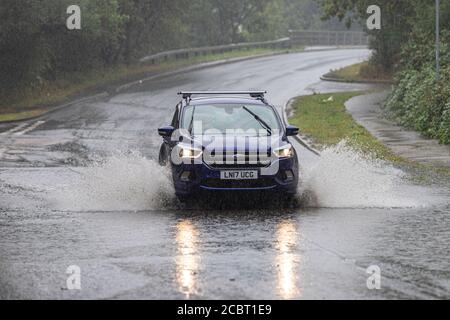 Brentwood, Essex, Großbritannien. August 2020. Großbritannien Wetter: Sintflutartige Regenfälle verursachen für Fahrer in Brentwood Elend, da Entwässerungsüberläufe Straßen überfluten. Quelle: Ricci Fothergill/Alamy Live News Stockfoto