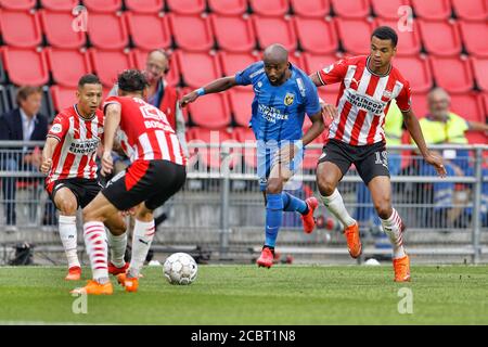 Eindhoven, Niederlande. August 2020. EINDHOVEN, 15-08-2020 Philips Stadium, freundliches Vorsaison Spiel vor der niederländischen Fußballsaison 2020/2021 zwischen PSV und Vitesse. Elis Dasa und Cody Gakpo Kredit: Pro Shots/Alamy Live Nachrichten Stockfoto