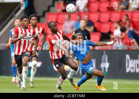 Eindhoven, Niederlande. August 2020. EINDHOVEN, 15-08-2020 Philips Stadium, freundliches Vorsaison Spiel vor der niederländischen Fußballsaison 2020/2021 zwischen PSV und Vitesse. Jordan Teze and Lois Openda Kredit: Pro Shots/Alamy Live Nachrichten Stockfoto