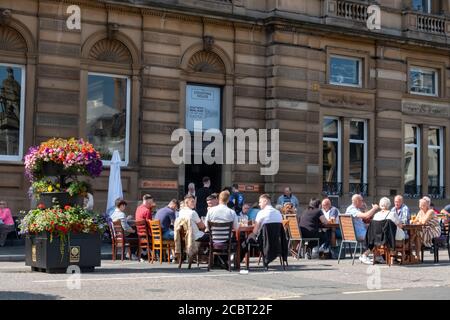 Glasgow, Schottland, Großbritannien. August 2020. Wetter in Großbritannien. Kunden vor dem Counting House am George Square. Kredit: Skully/Alamy Live Nachrichten Stockfoto