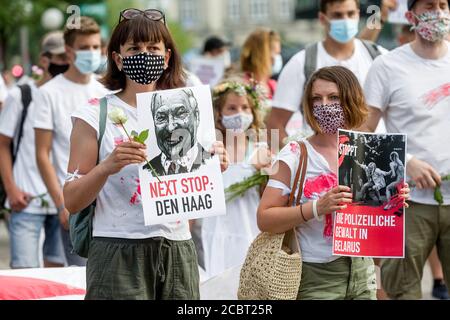 Hamburg, Deutschland. August 2020. Die Teilnehmer halten Plakate mit dem Bild des blutigen belarussischen Präsidenten A. Lukaschenko und der Unterschrift "Next Stop: The Hague" und dem Schriftzug "Stoppt Polizeigewalt in Belarus" bei einer Demonstration der im Exil lebenden Belarussen. Sie demonstrierten unter dem Motto "Solidarität mit Belarus zeigen" gegen das vermutlich manipulierte Ergebnis der Präsidentschaftswahl und die Unterdrückung in ihrer Heimat. Quelle: Markus Scholz/dpa/Alamy Live News Stockfoto