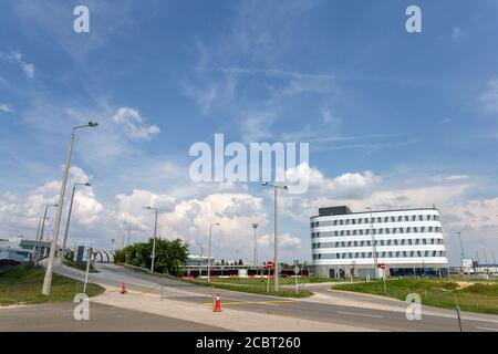 Budapest, Ungarn - 08 15 2020: Ibis Hotel am Ferenc Liszt International Airport in Budapest, Ungarn an einem Sommertag. Stockfoto