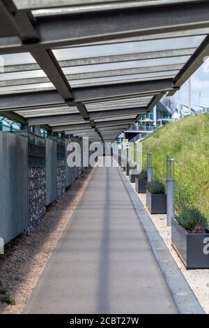 Leerer Bürgersteig am Ferenc Liszt International Airport in Budapest während der Pandemie covid-19. Stockfoto