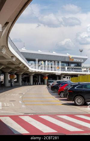 Budapest, Ungarn - 08 15 2020: Terminal 2A am Ferenc Liszt International Airport in Budapest, Ungarn an einem Sommertag. Stockfoto