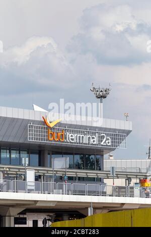 Budapest, Ungarn - 08 15 2020: Terminal 2A am Ferenc Liszt International Airport in Budapest, Ungarn an einem Sommertag. Stockfoto