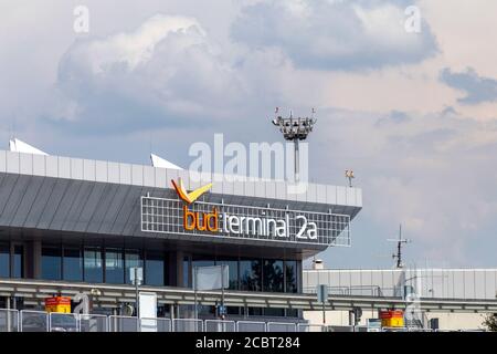 Budapest, Ungarn - 08 15 2020: Terminal 2A am Ferenc Liszt International Airport in Budapest, Ungarn an einem Sommertag. Stockfoto