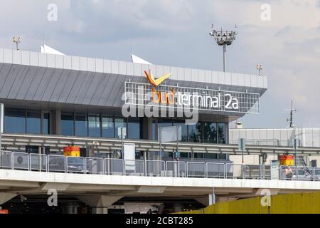 Budapest, Ungarn - 08 15 2020: Terminal 2A am Ferenc Liszt International Airport in Budapest, Ungarn an einem Sommertag. Stockfoto