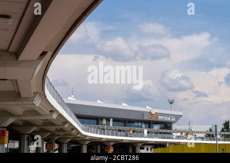 Budapest, Ungarn - 08 15 2020: Terminal 2A am Ferenc Liszt International Airport in Budapest, Ungarn an einem Sommertag. Stockfoto