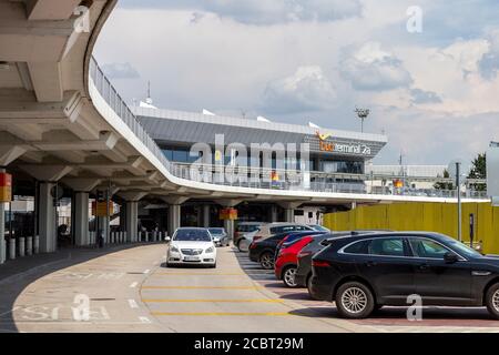 Budapest, Ungarn - 08 15 2020: Terminal 2A am Ferenc Liszt International Airport in Budapest, Ungarn an einem Sommertag. Stockfoto