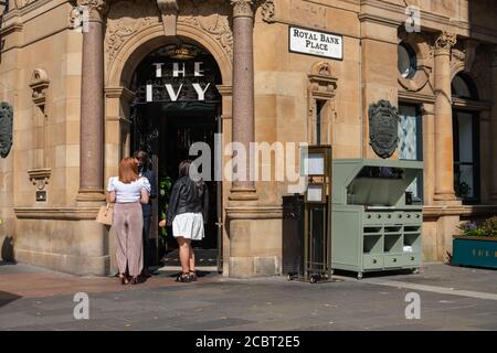 Glasgow, Schottland, Großbritannien. August 2020. Wetter in Großbritannien. Kunden kommen im Ivy an. Kredit: Skully/Alamy Live Nachrichten Stockfoto