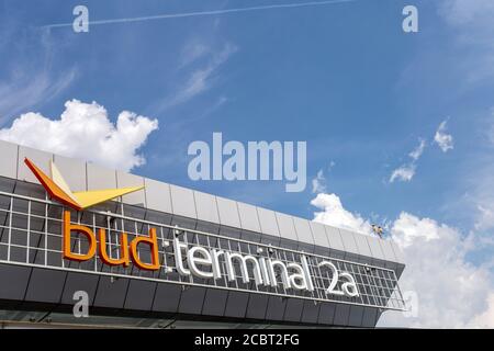 Budapest, Ungarn - 08 15 2020: Terminal 2A am Ferenc Liszt International Airport in Budapest, Ungarn an einem Sommertag. Stockfoto