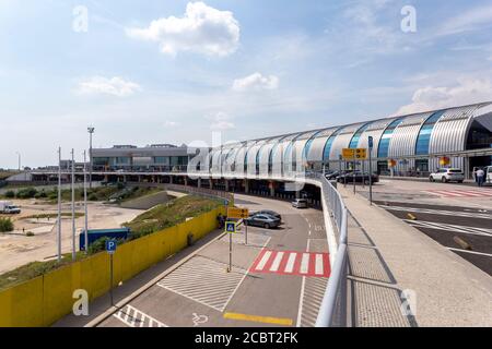 Budapest, Ungarn - 08 15 2020: Terminal 2B am Ferenc Liszt International Airport in Budapest, Ungarn an einem Sommertag. Stockfoto