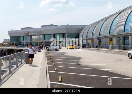 Budapest, Ungarn - 08 15 2020: Terminal 2B am Ferenc Liszt International Airport in Budapest, Ungarn an einem Sommertag. Stockfoto