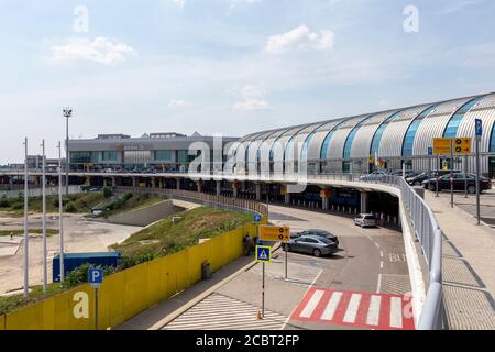 Budapest, Ungarn - 08 15 2020: Terminal 2B am Ferenc Liszt International Airport in Budapest, Ungarn an einem Sommertag. Stockfoto