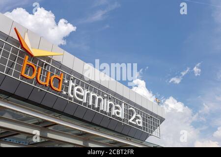 Budapest, Ungarn - 08 15 2020: Terminal 2A am Ferenc Liszt International Airport in Budapest, Ungarn an einem Sommertag. Stockfoto