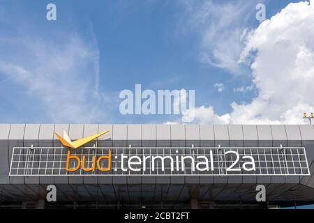 Budapest, Ungarn - 08 15 2020: Terminal 2A am Ferenc Liszt International Airport in Budapest, Ungarn an einem Sommertag. Stockfoto