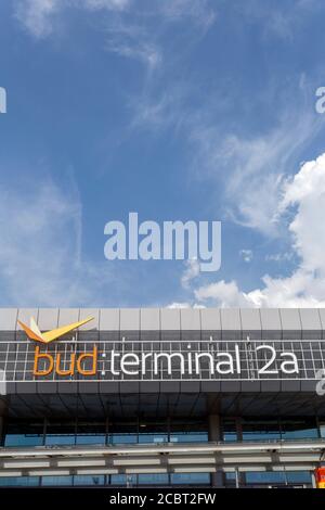 Budapest, Ungarn - 08 15 2020: Terminal 2A am Ferenc Liszt International Airport in Budapest, Ungarn an einem Sommertag. Stockfoto