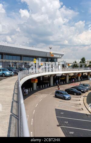 Budapest, Ungarn - 08 15 2020: Terminal 2A am Ferenc Liszt International Airport in Budapest, Ungarn an einem Sommertag. Stockfoto