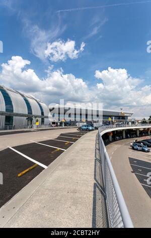 Budapest, Ungarn - 08 15 2020: Terminal 2A am Ferenc Liszt International Airport in Budapest, Ungarn an einem Sommertag. Stockfoto