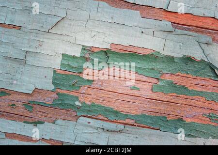 Helle kreative Holzstruktur mit geschälter Farbe und rissiger Grunge Hintergrund für Design Stockfoto