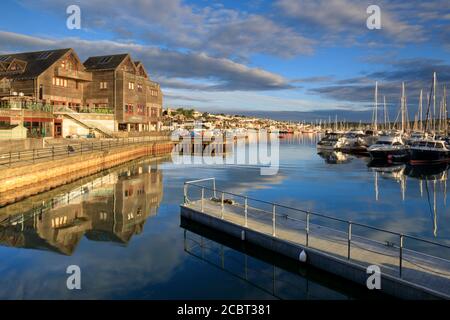 Die Boote von Falmouth in Cornwall wurden an einem Morgen Anfang August auf dem Gehweg neben dem National Maritime Museum gefangen genommen. Stockfoto