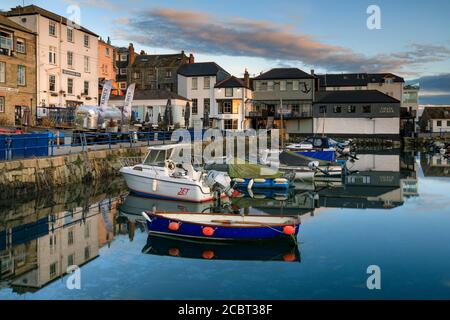 Boote am Custom House Quay in Falmouth in Cornwall wurden an einem Morgen Anfang August gefangen genommen. Stockfoto