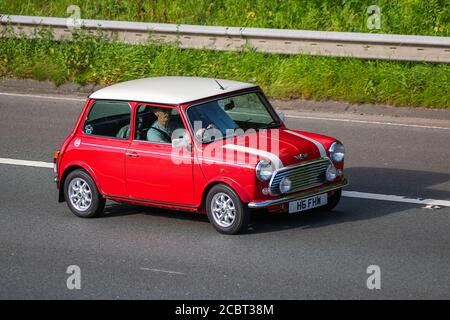 2000 rot-weiß mehrfarbiger Rover Mini Cooper; Fahrzeuge, die Fahrzeuge auf britischen Straßen fahren, Motoren, Fahrzeuge, die auf dem Autobahnnetz der M6 fahren. Stockfoto