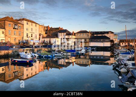 Boote am Custom House Quay in Falmouth in Cornwall wurden an einem Morgen Anfang August gefangen genommen. Stockfoto