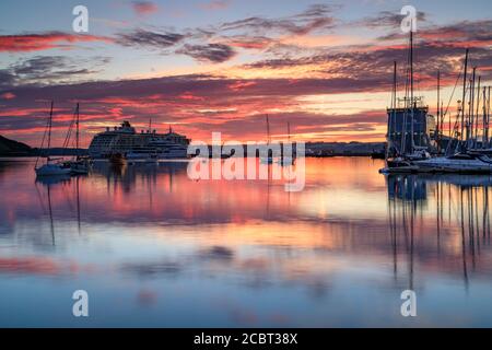 Sonnenaufgang am Custom House Quay in Falmouth in Cornwall an einem Morgen Anfang August. Stockfoto