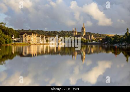 Truro Kathedrale spiegelt sich in Truro River. Das Bild aus dem Boscawen Park an einem Morgen Anfang August aufgenommen. Stockfoto